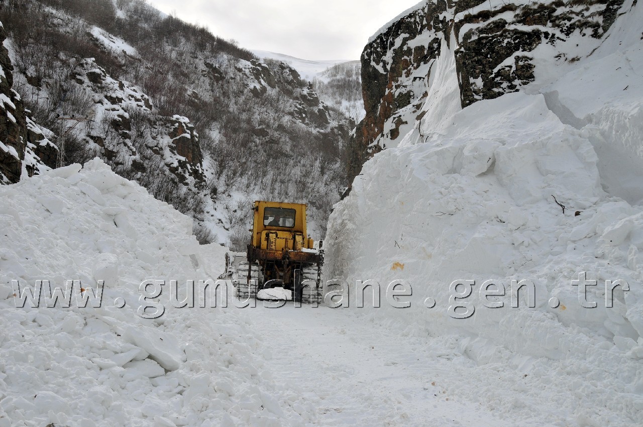 30 Hanenin Yaşadığı Köylerin Yoluna Düşen Çığ Temizlendi 9