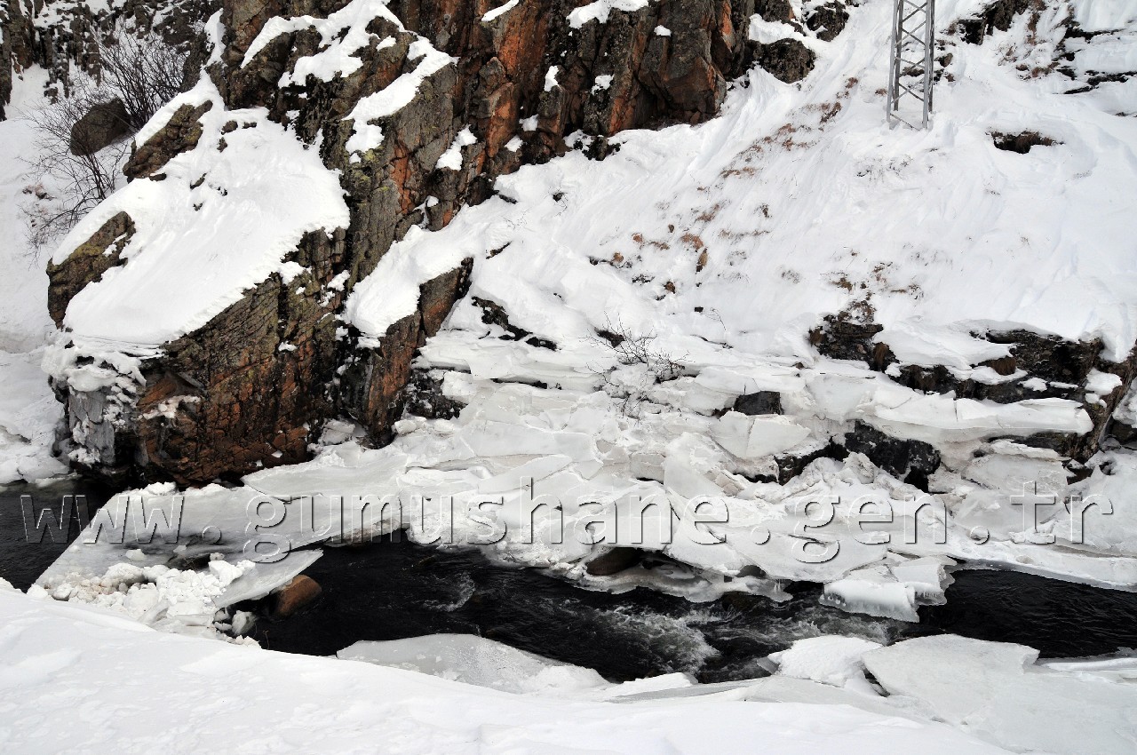 30 Hanenin Yaşadığı Köylerin Yoluna Düşen Çığ Temizlendi 10