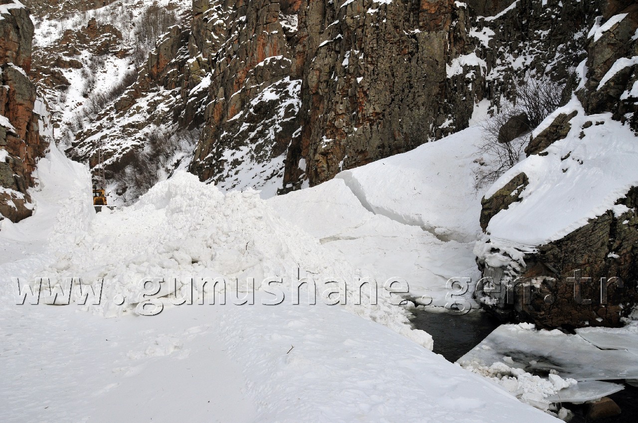 30 Hanenin Yaşadığı Köylerin Yoluna Düşen Çığ Temizlendi 11