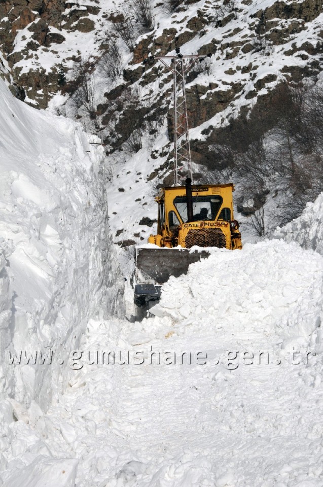 30 Hanenin Yaşadığı Köylerin Yoluna Düşen Çığ Temizlendi 18