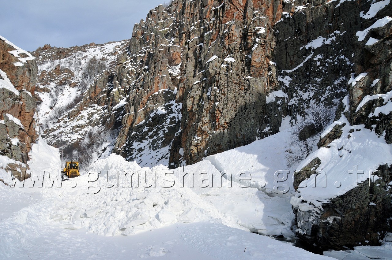 30 Hanenin Yaşadığı Köylerin Yoluna Düşen Çığ Temizlendi 19