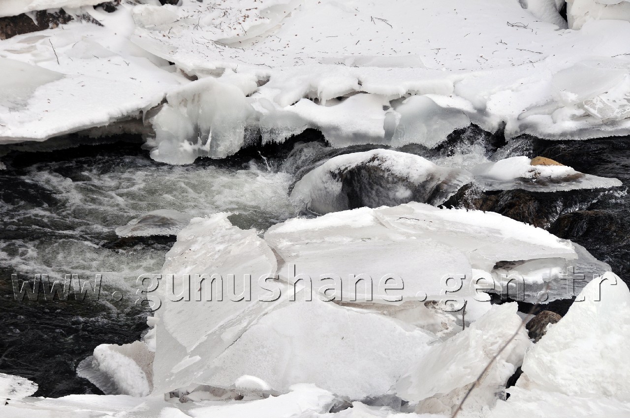 30 Hanenin Yaşadığı Köylerin Yoluna Düşen Çığ Temizlendi 13