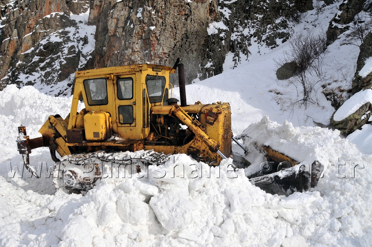 30 Hanenin Yaşadığı Köylerin Yoluna Düşen Çığ Temizlendi 15