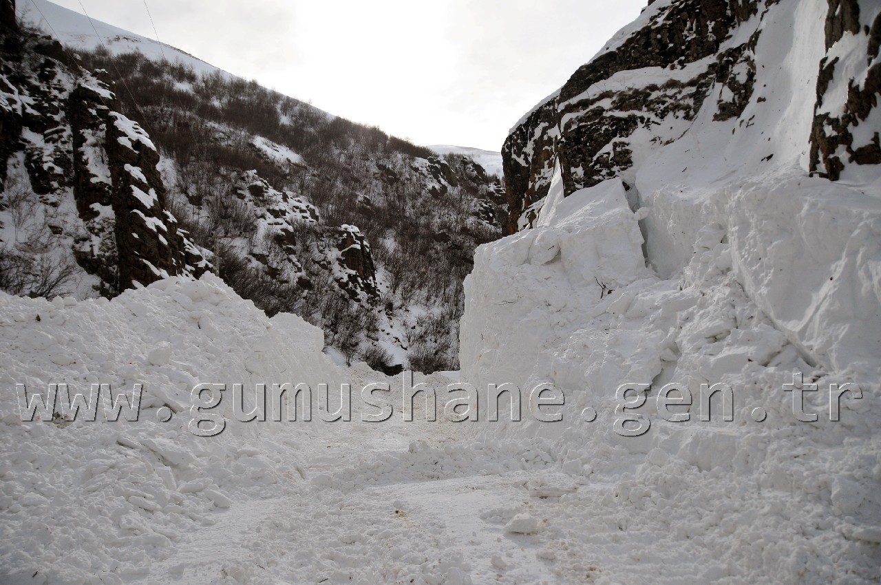 30 Hanenin Yaşadığı Köylerin Yoluna Düşen Çığ Temizlendi 16