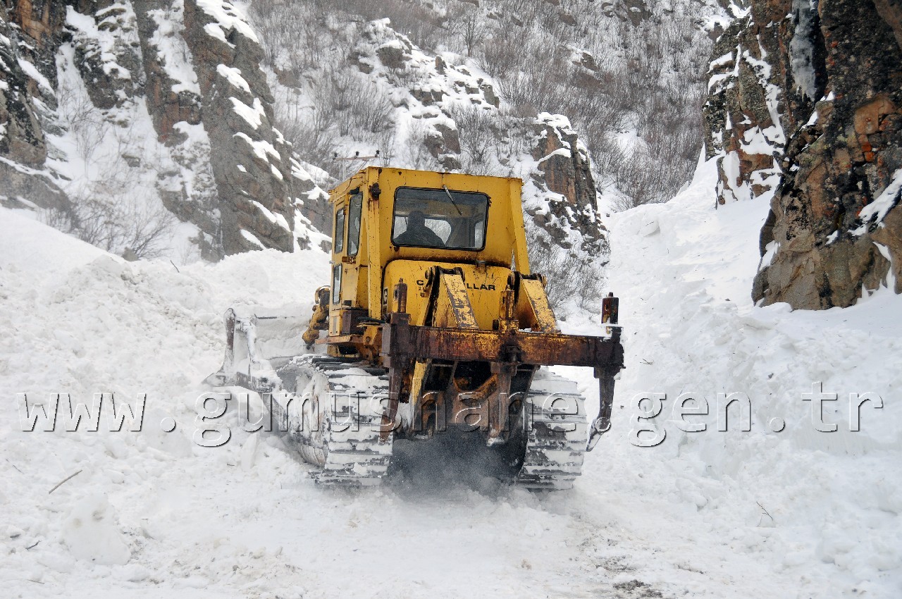 30 Hanenin Yaşadığı Köylerin Yoluna Düşen Çığ Temizlendi 17