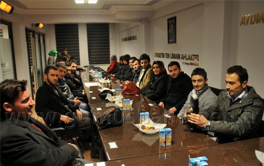 AK Parti'den Gazetecilere Sürpriz Kutlama 1