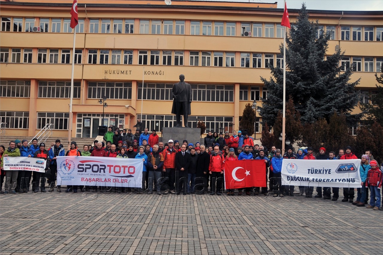 Dağcılar Atatürk Anıtına Çelenk Sundu 14