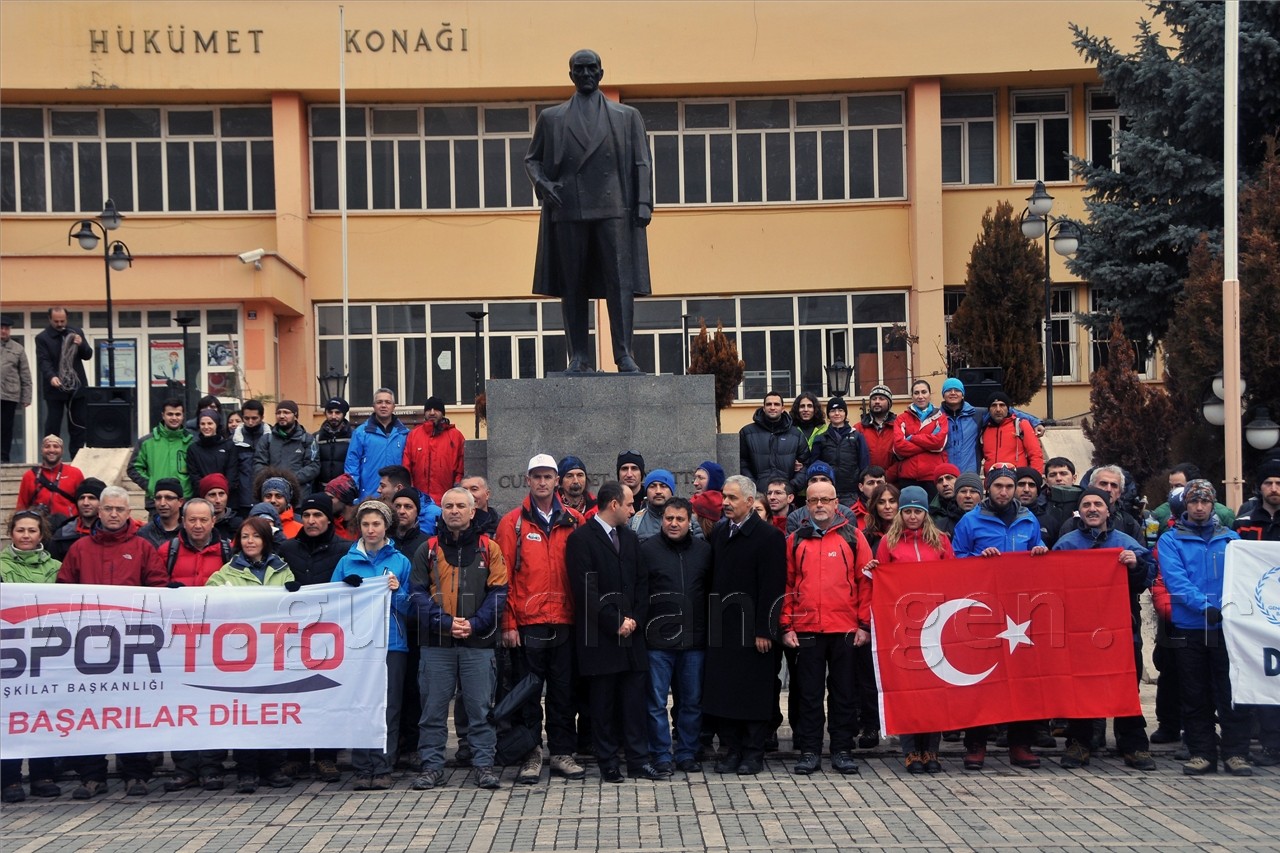 Dağcılar Atatürk Anıtına Çelenk Sundu 16