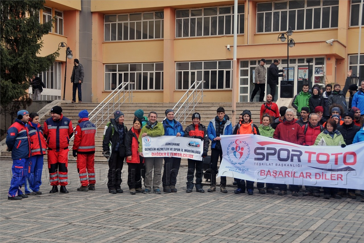 Dağcılar Atatürk Anıtına Çelenk Sundu 17