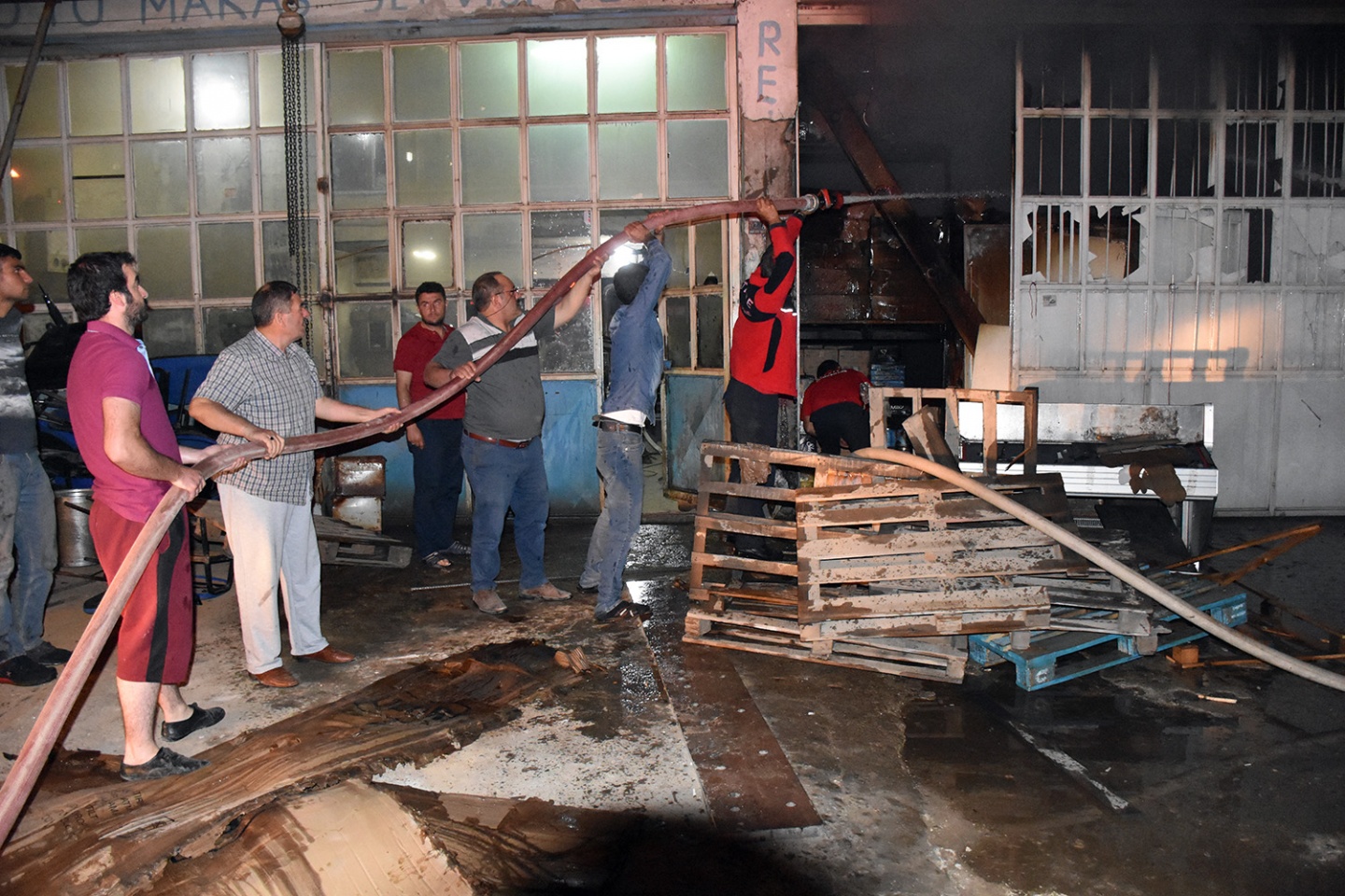 Gümüşhane'de depo yangını 5