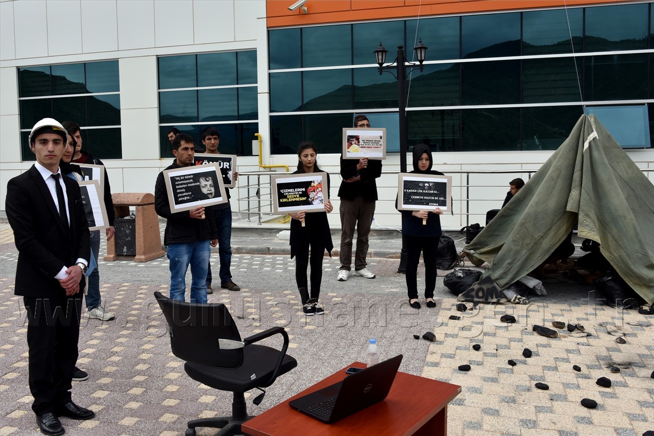 Gümüşhane’de Üniversite Öğrencileri Soma Maden Şehitlerini Andı 11