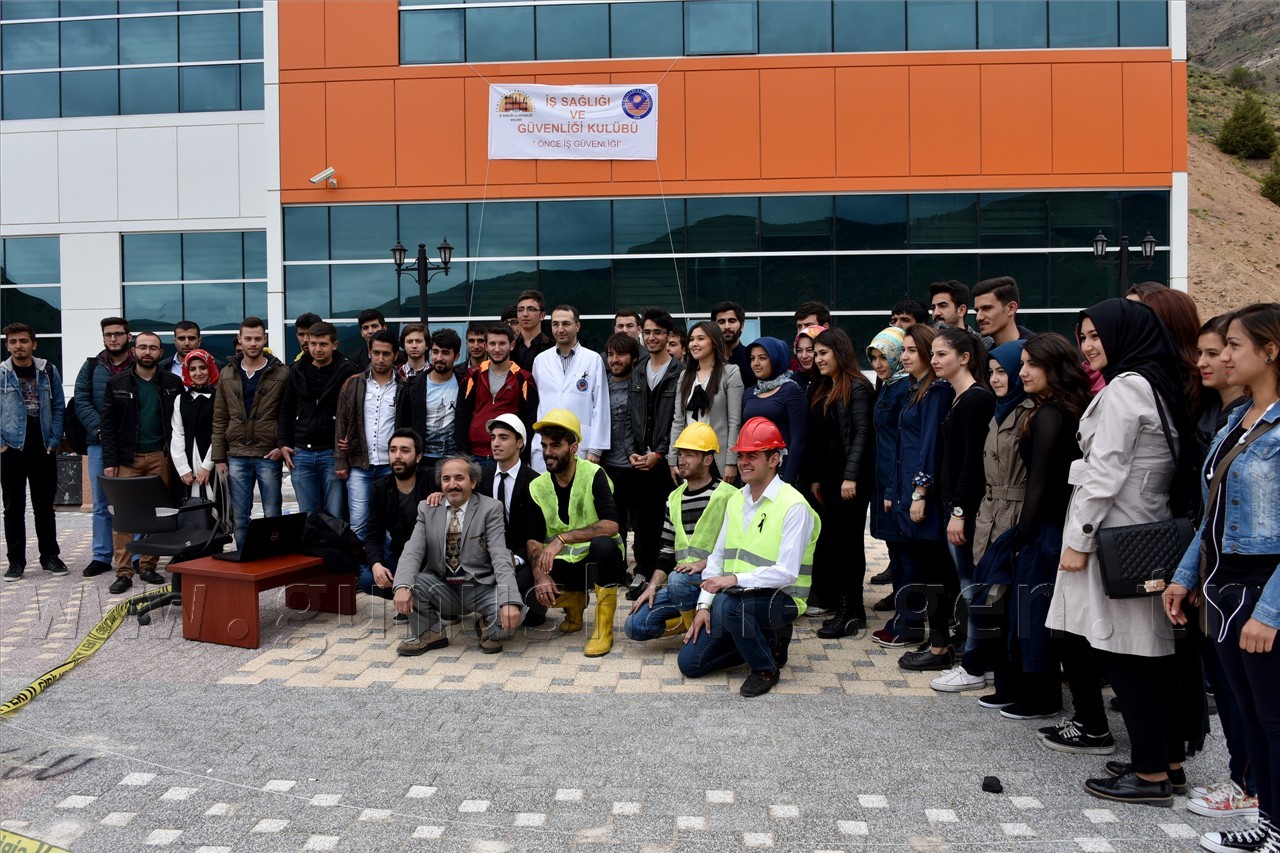 Gümüşhane’de Üniversite Öğrencileri Soma Maden Şehitlerini Andı 13