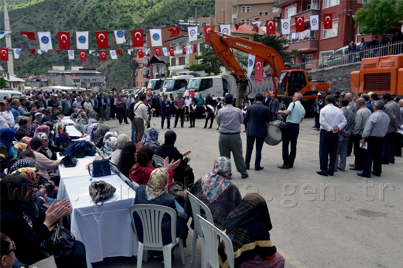 Gümüşhane’de modern pazaryeri projesine ilk kazma vuruldu 8