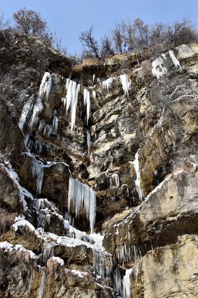Gümüşhane'de buzdan şelaleler oluştu 1