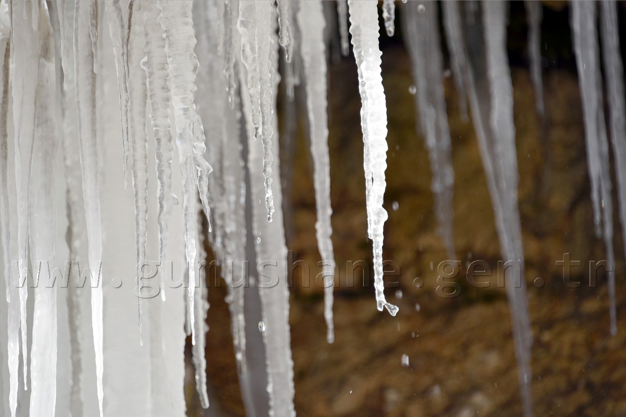 Gümüşhane'de buzdan şelaleler oluştu 2