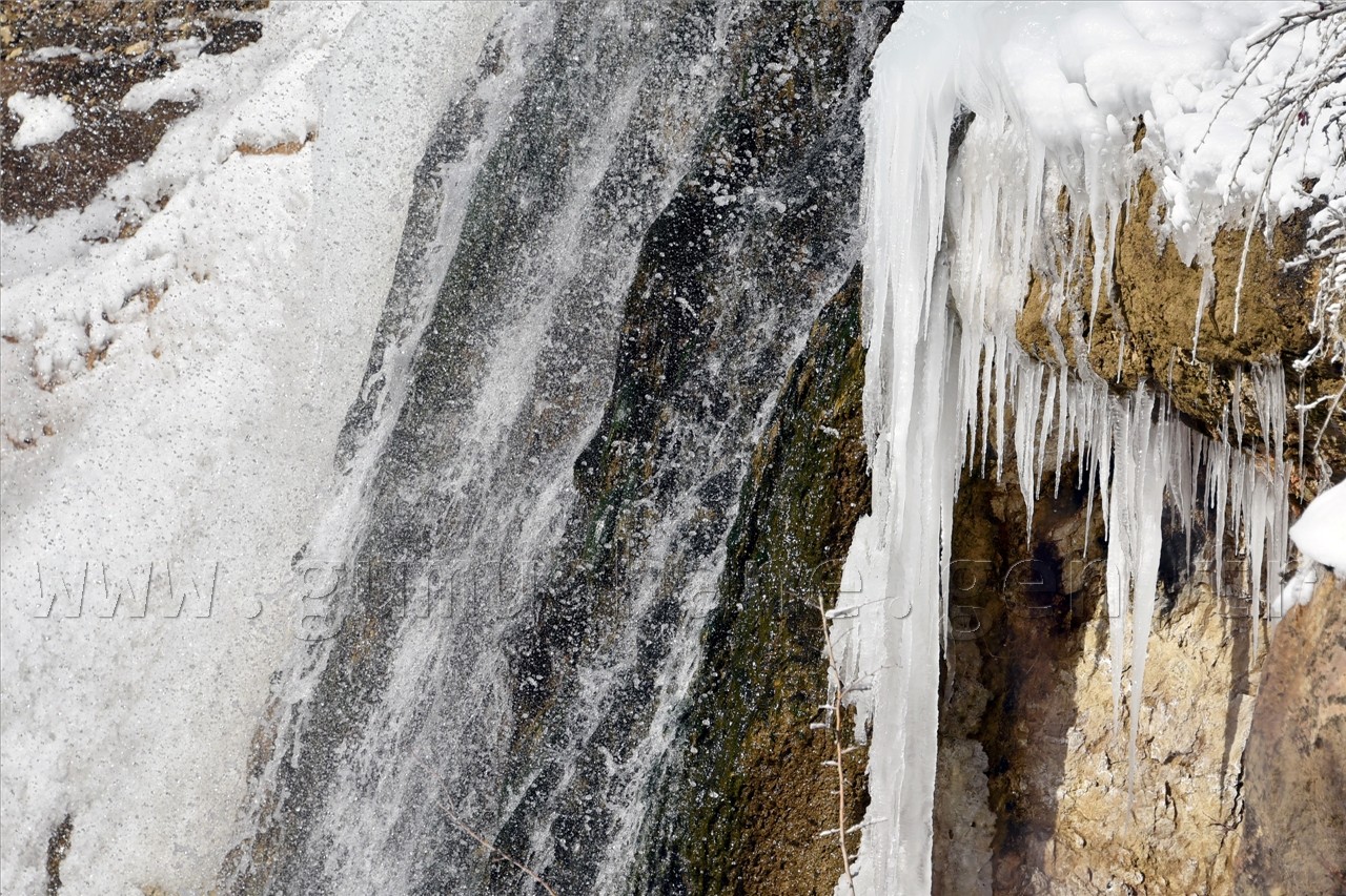 Gümüşhane'de buzdan şelaleler oluştu 9