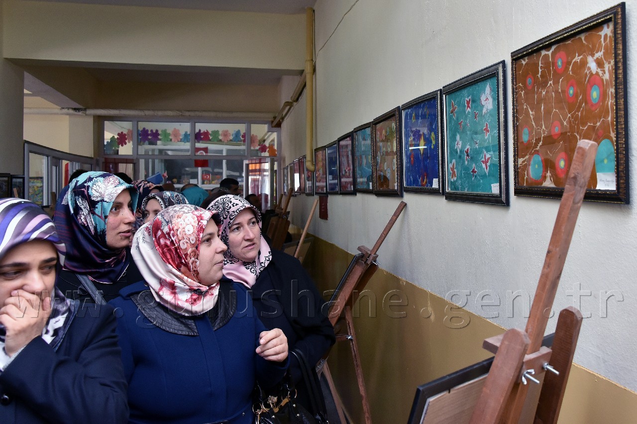 Minik öğrencilerden ebru ve vitray sergisi 7