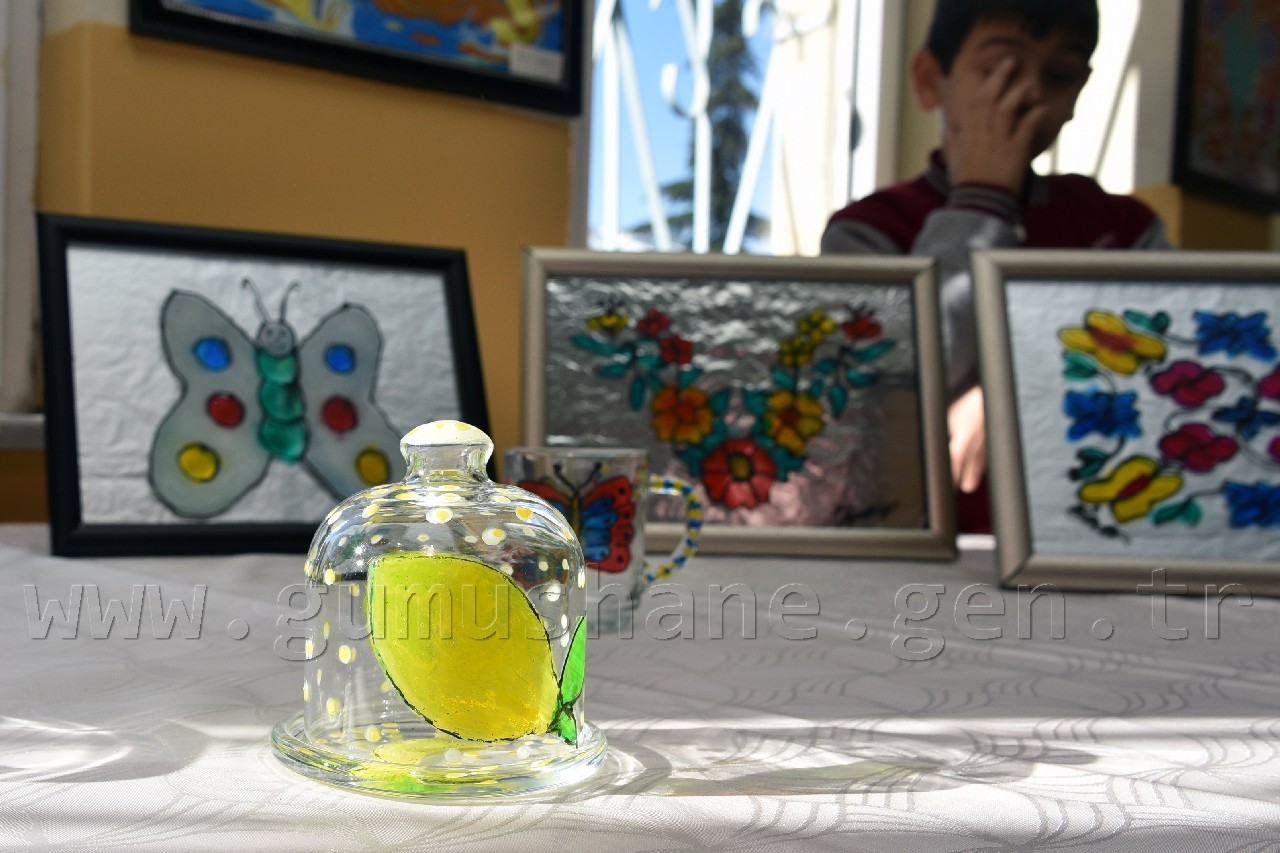 Minik öğrencilerden ebru ve vitray sergisi 12