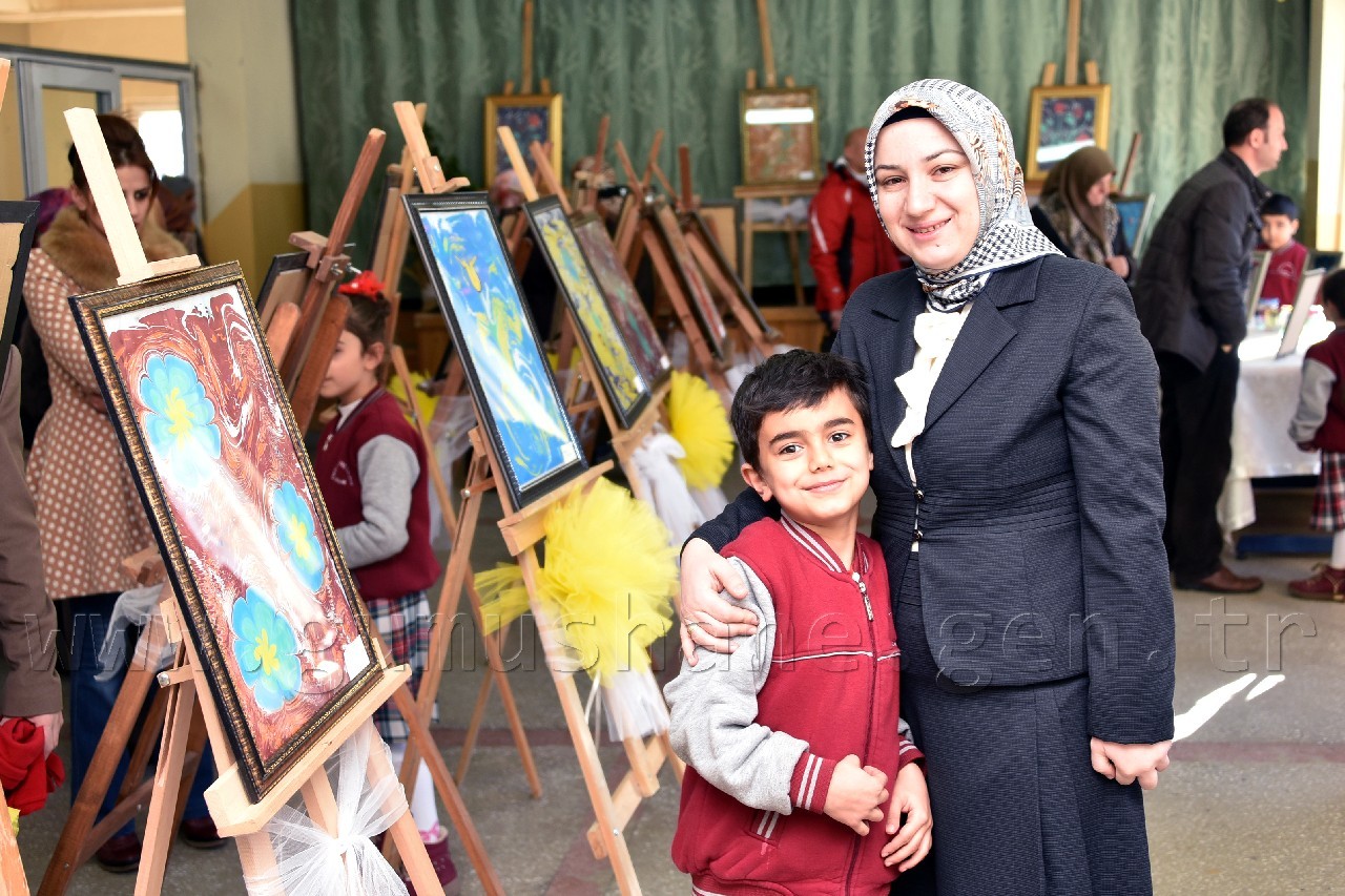 Minik öğrencilerden ebru ve vitray sergisi 14