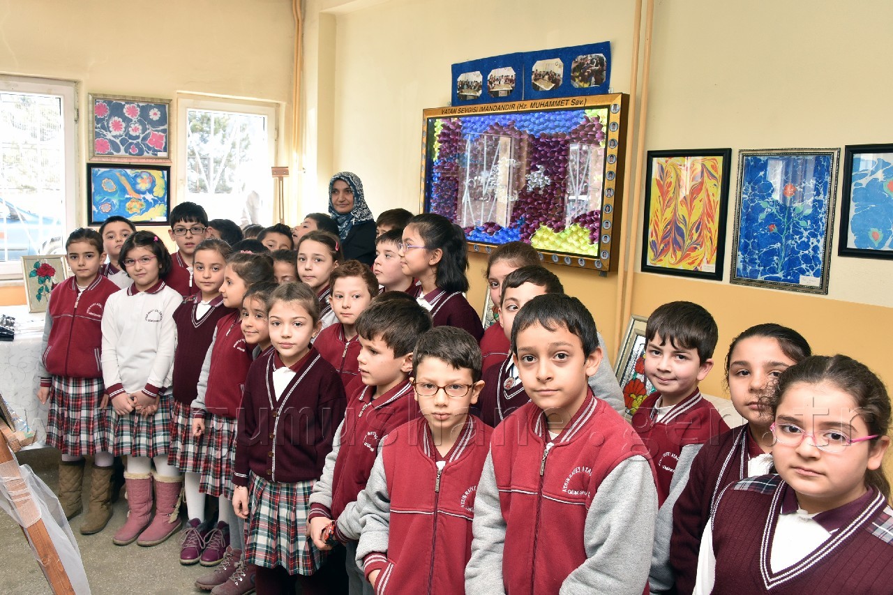 Minik öğrencilerden ebru ve vitray sergisi 16