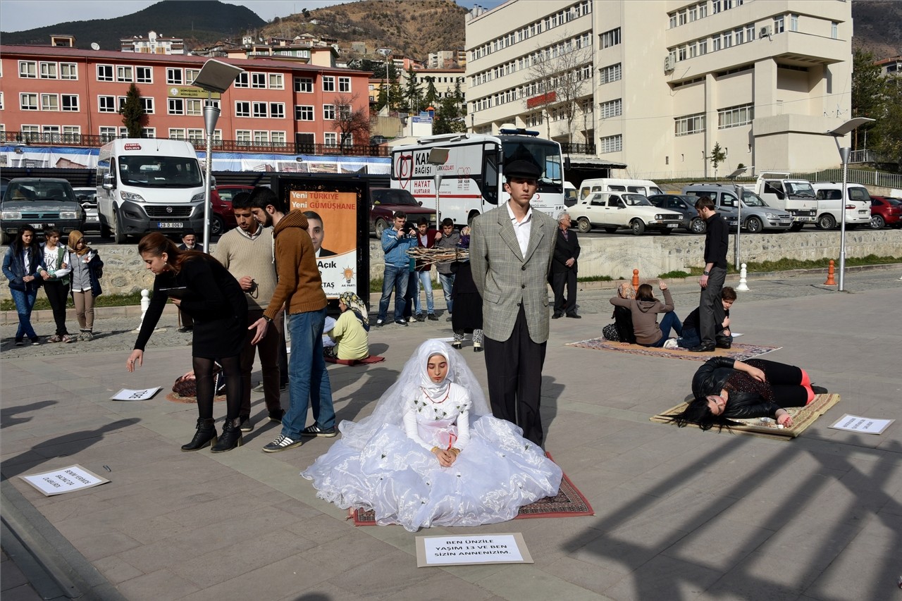 Kadına Şiddete Sokak Tiyatrosuyla Dikkat Çektiler 3