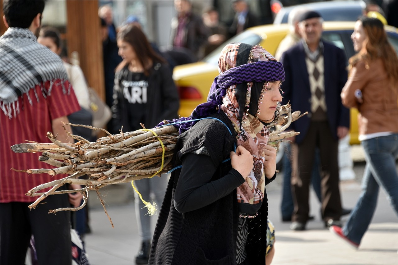 Kadına Şiddete Sokak Tiyatrosuyla Dikkat Çektiler 4