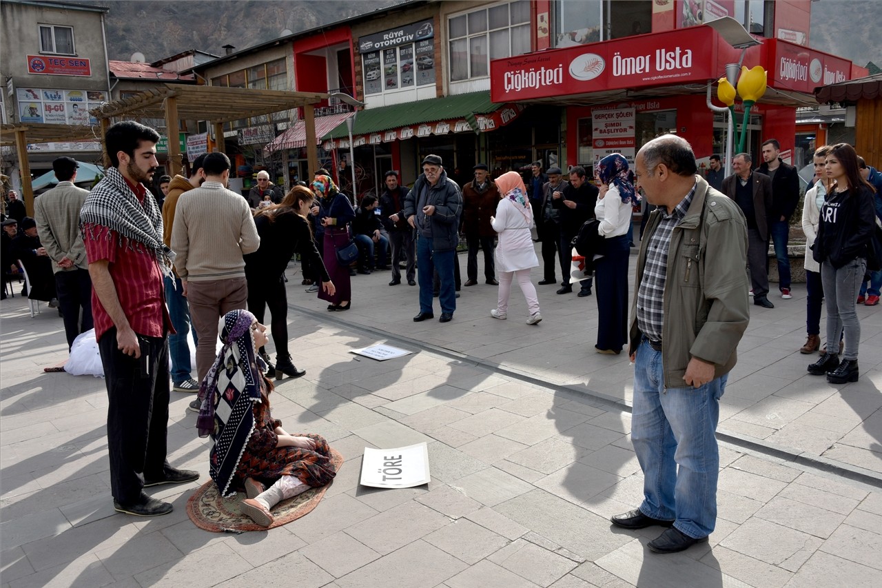 Kadına Şiddete Sokak Tiyatrosuyla Dikkat Çektiler 7