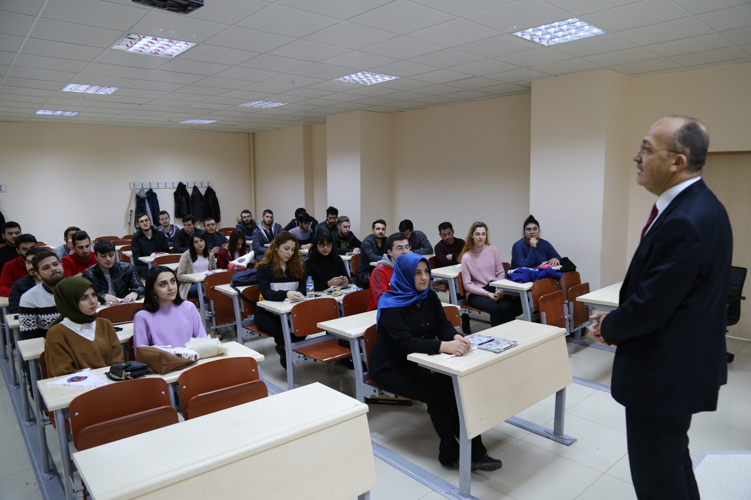 Rektör Zeybek, öğrencilerle buluştu 8