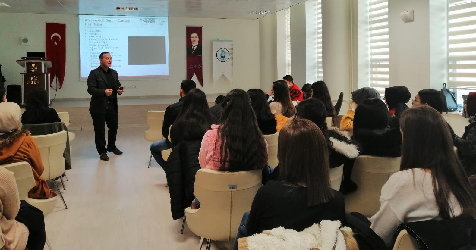 GÜ’de öğrenciler afet bilinci eğitimi verildi 2