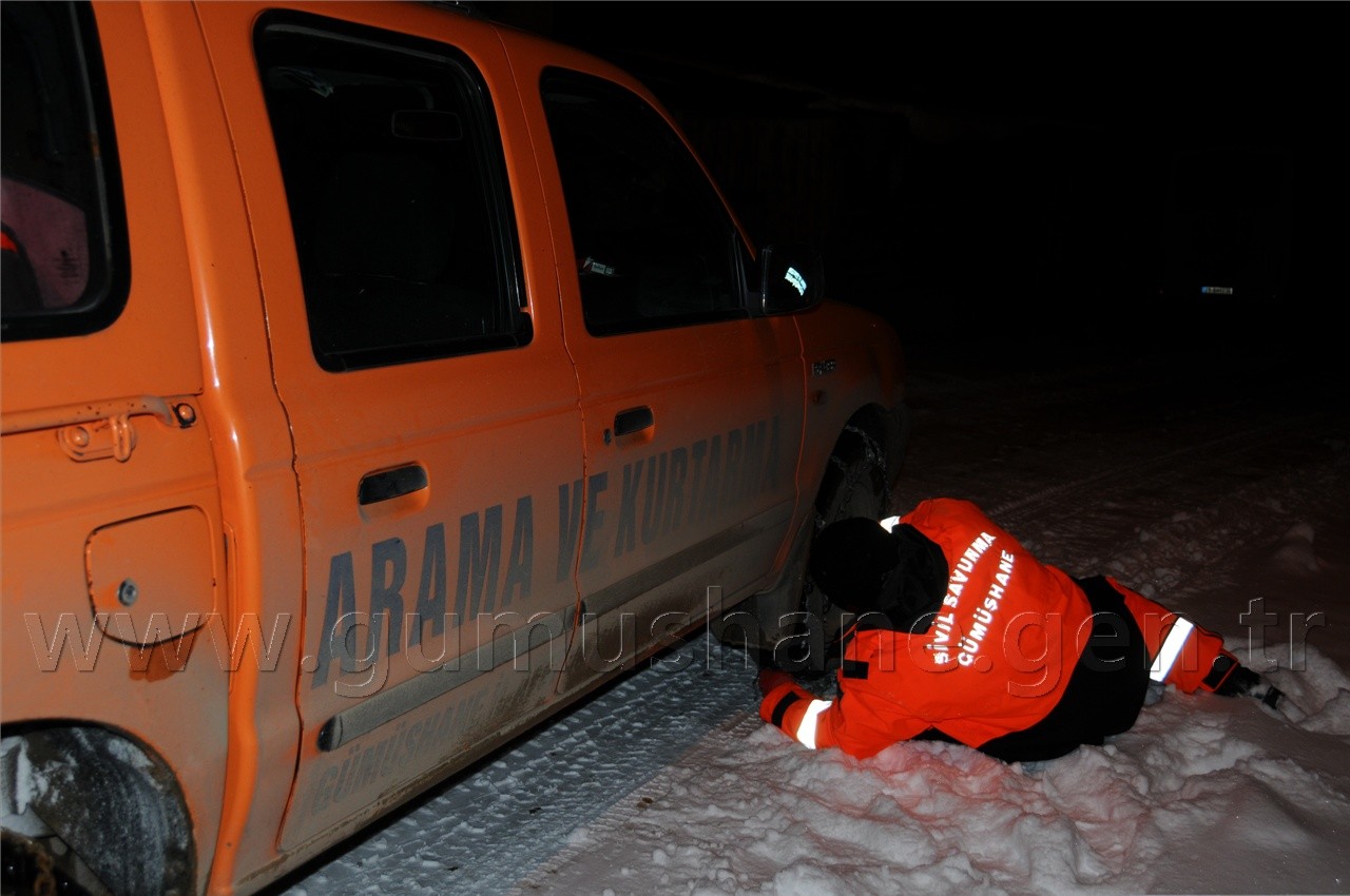Karda Mahsur Kalan İşçiler Saatler Süren Çalışmayla Kurtuldu 10
