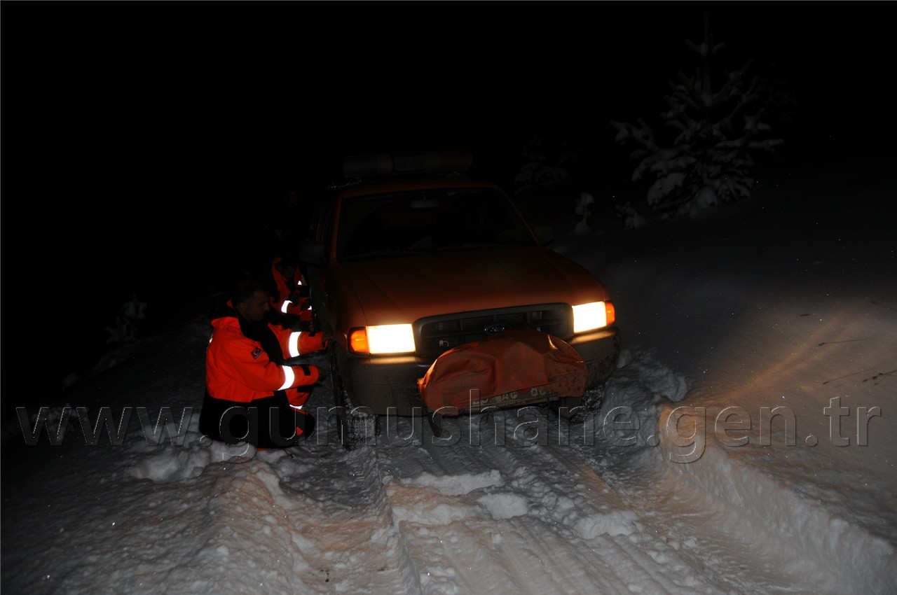 Karda Mahsur Kalan İşçiler Saatler Süren Çalışmayla Kurtuldu 11
