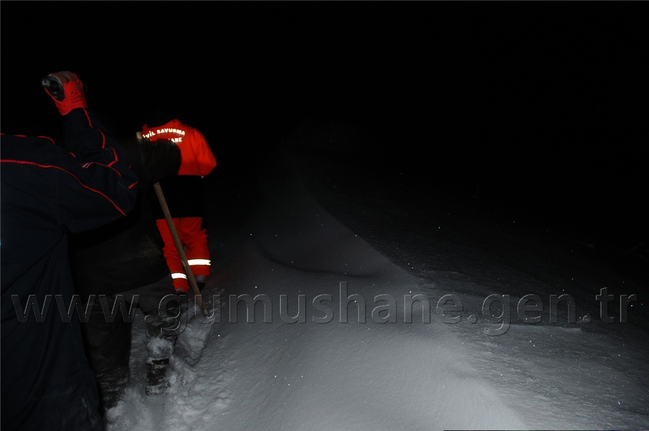 Karda Mahsur Kalan İşçiler Saatler Süren Çalışmayla Kurtuldu 12