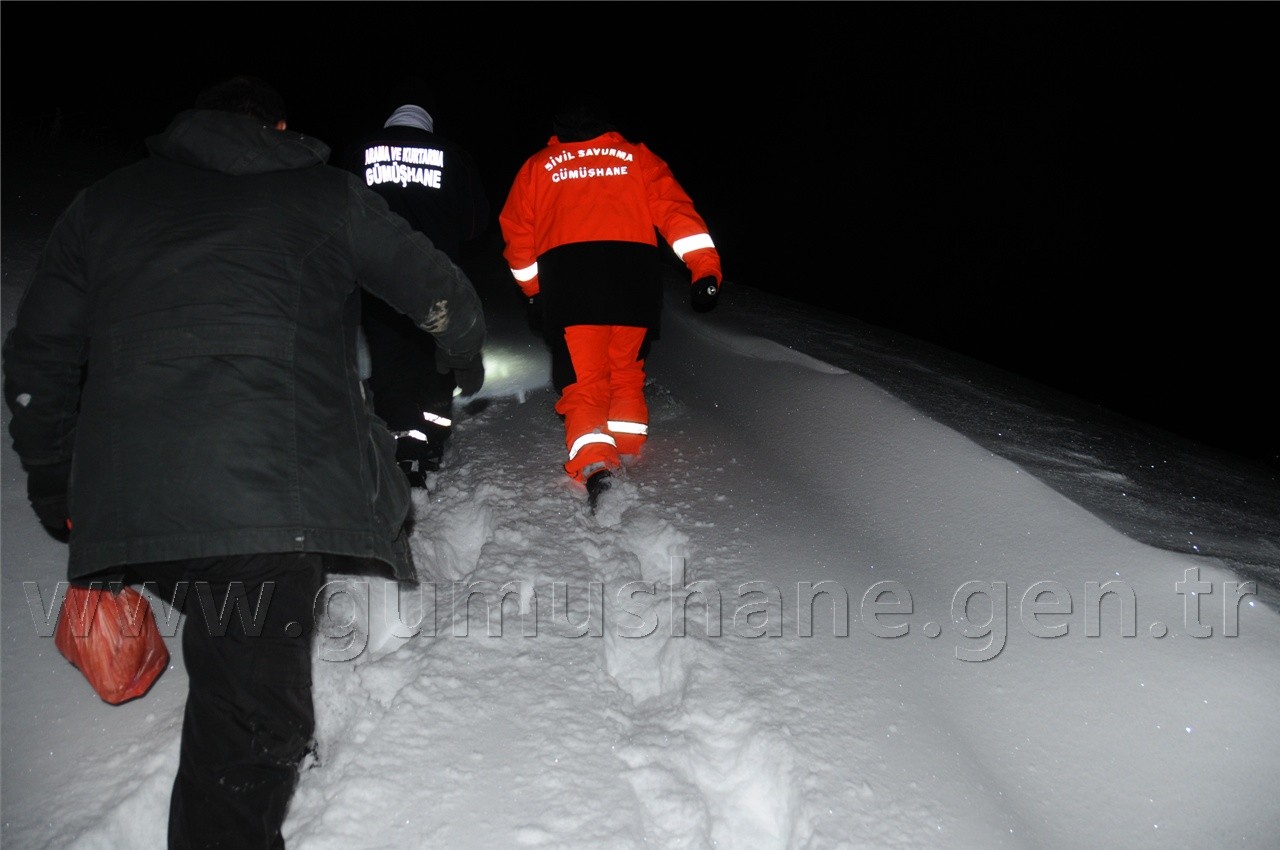 Karda Mahsur Kalan İşçiler Saatler Süren Çalışmayla Kurtuldu 13