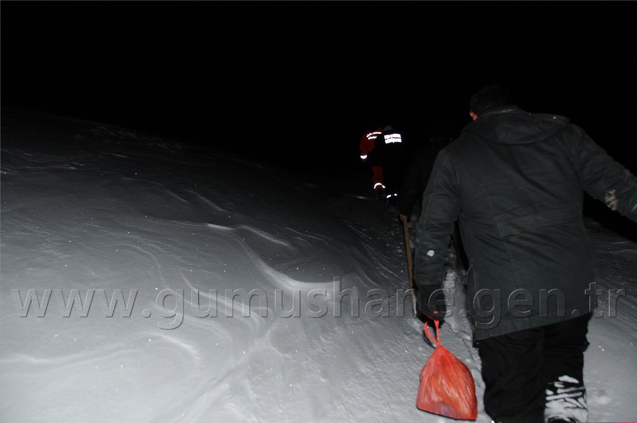Karda Mahsur Kalan İşçiler Saatler Süren Çalışmayla Kurtuldu 14