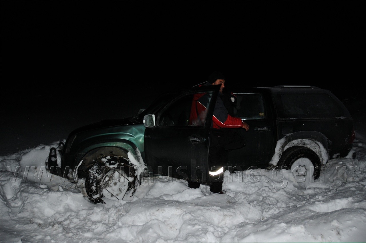 Karda Mahsur Kalan İşçiler Saatler Süren Çalışmayla Kurtuldu 16