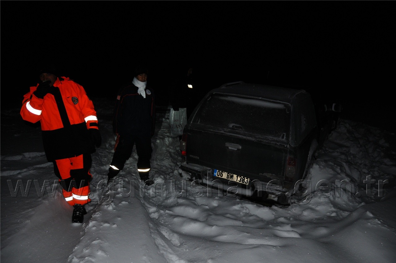 Karda Mahsur Kalan İşçiler Saatler Süren Çalışmayla Kurtuldu 17