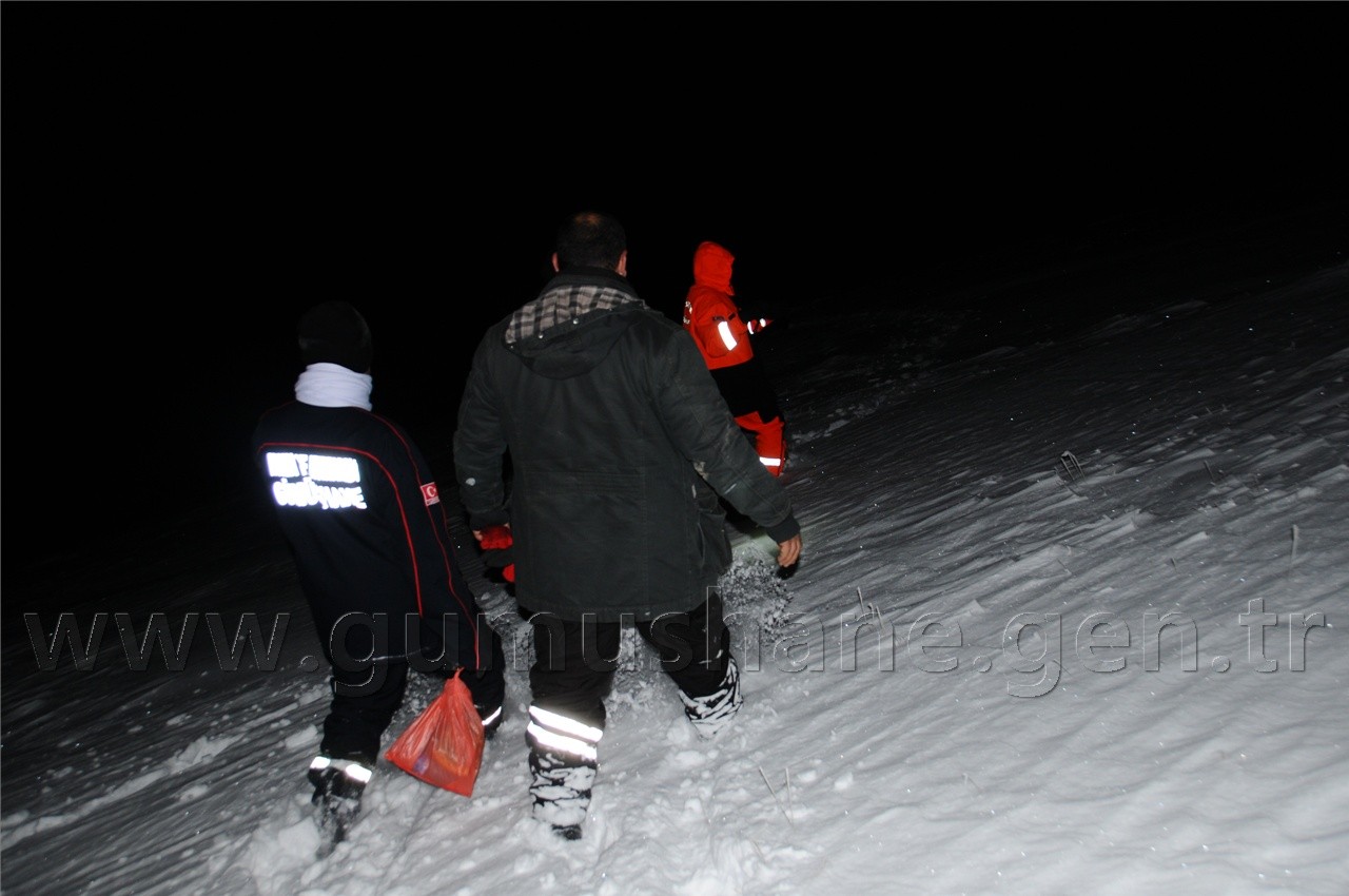 Karda Mahsur Kalan İşçiler Saatler Süren Çalışmayla Kurtuldu 20