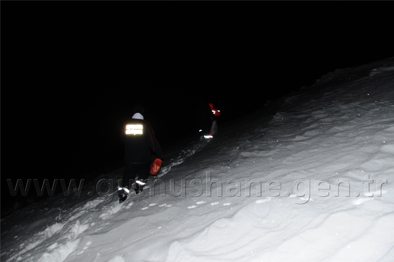 Karda Mahsur Kalan İşçiler Saatler Süren Çalışmayla Kurtuldu 23