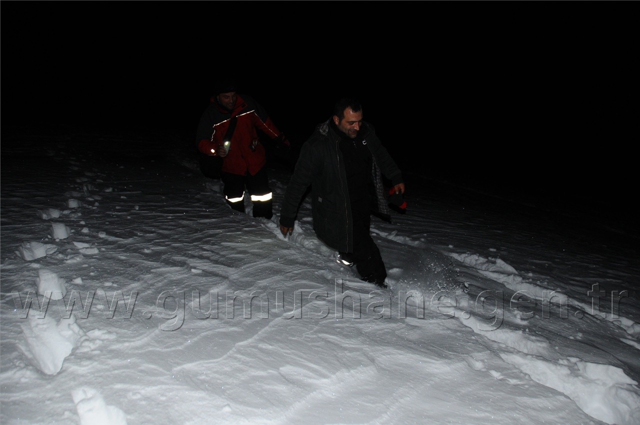 Karda Mahsur Kalan İşçiler Saatler Süren Çalışmayla Kurtuldu 24