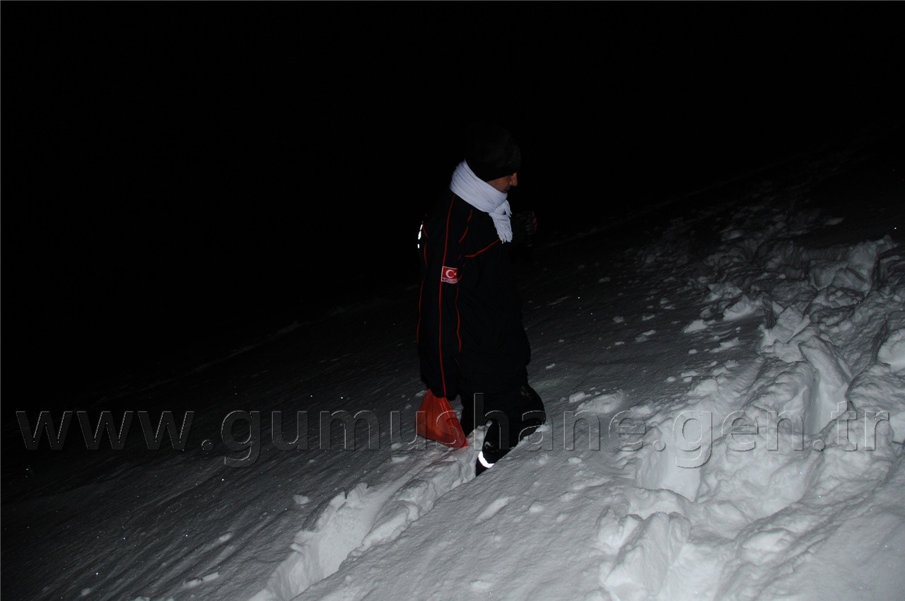 Karda Mahsur Kalan İşçiler Saatler Süren Çalışmayla Kurtuldu 25