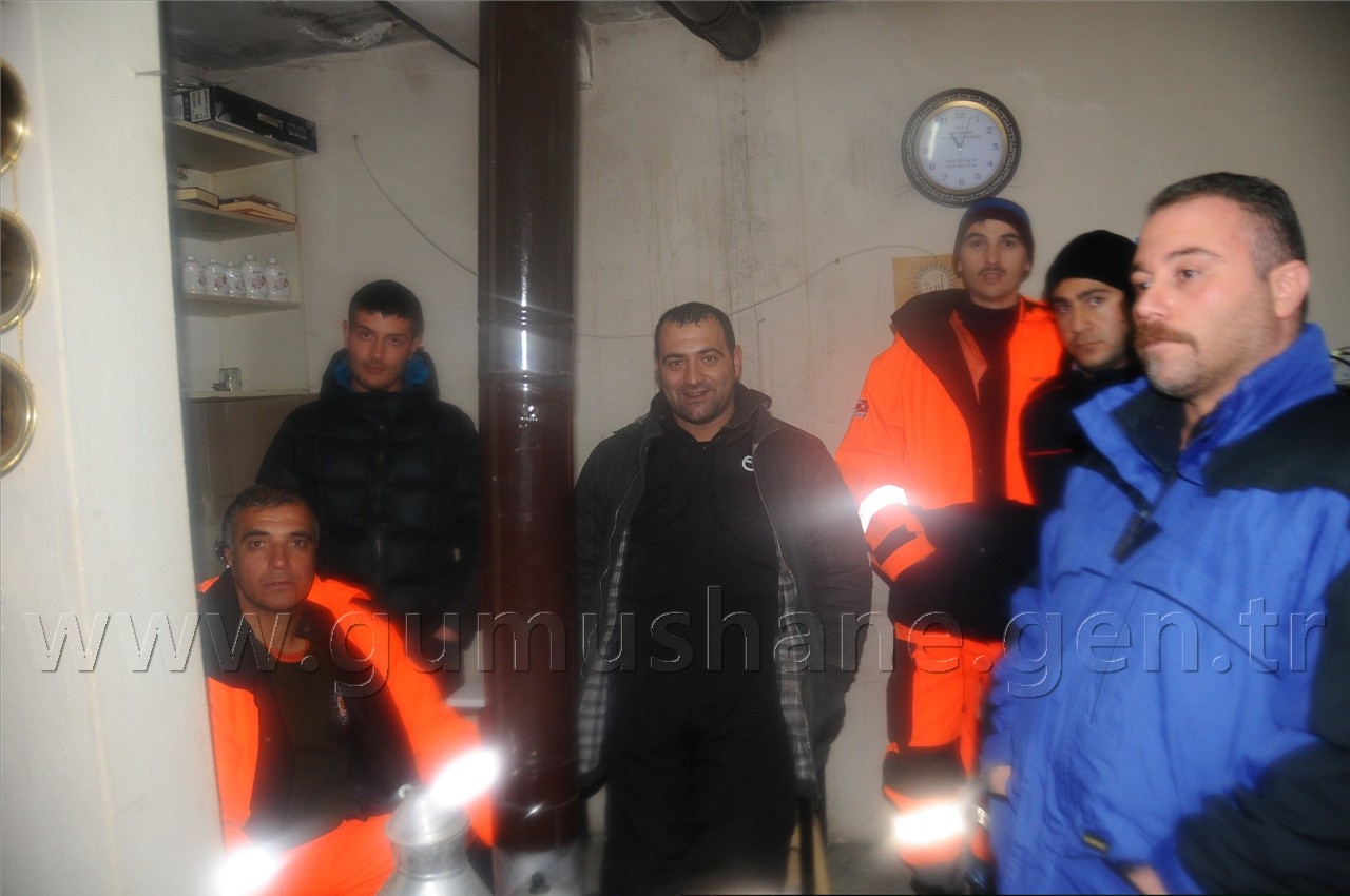 Karda Mahsur Kalan İşçiler Saatler Süren Çalışmayla Kurtuldu 28