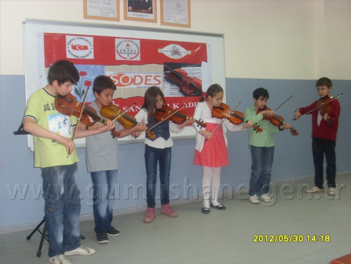 Keman Dinletisi ve Ebru Sergisi Düzenlendi 6