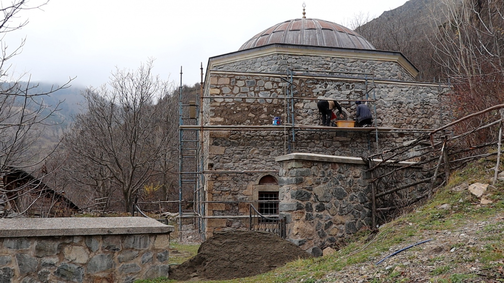 Ecdat yadigarına eksik restorasyon düzeltiliyor 5
