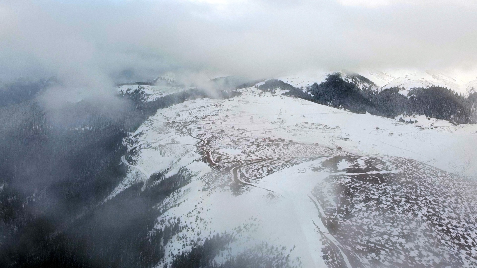 Gümüşhane yaylalarından Nisan ayında kar ve sis manzaraları 4