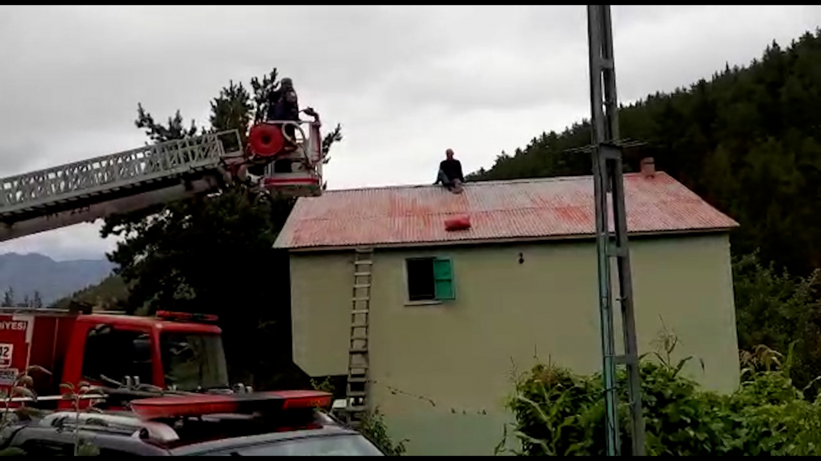 Tamir etmek için çıktığı çatıda mahsur kaldı 1