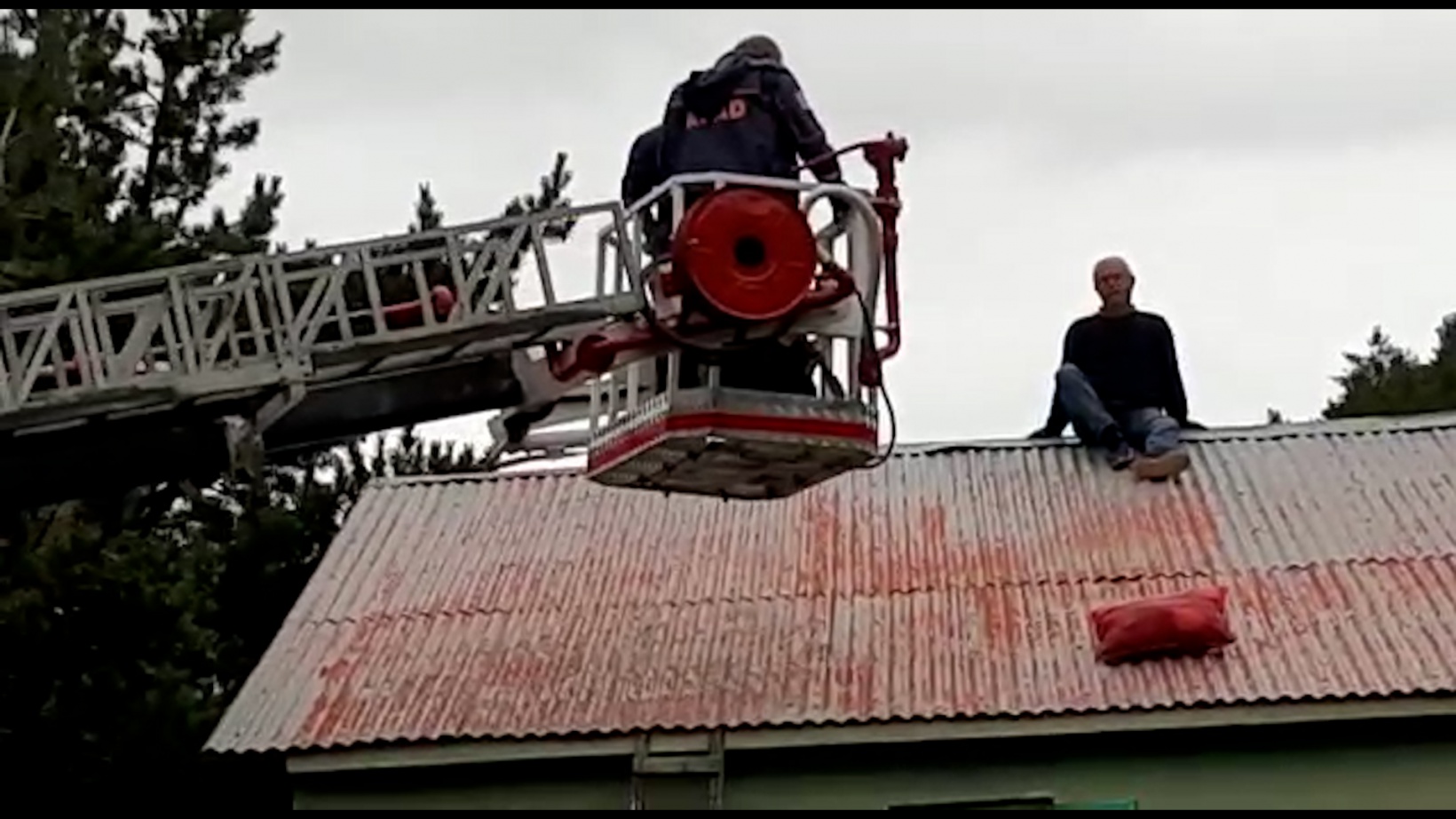 Tamir etmek için çıktığı çatıda mahsur kaldı 2
