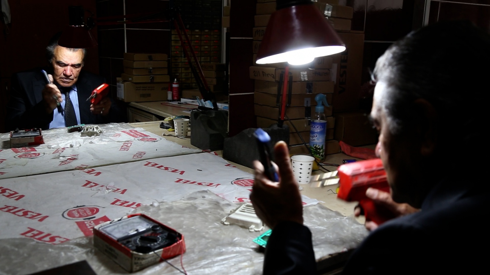 Yarım asırdır takım elbiseyle televizyon tamir ediyor 5