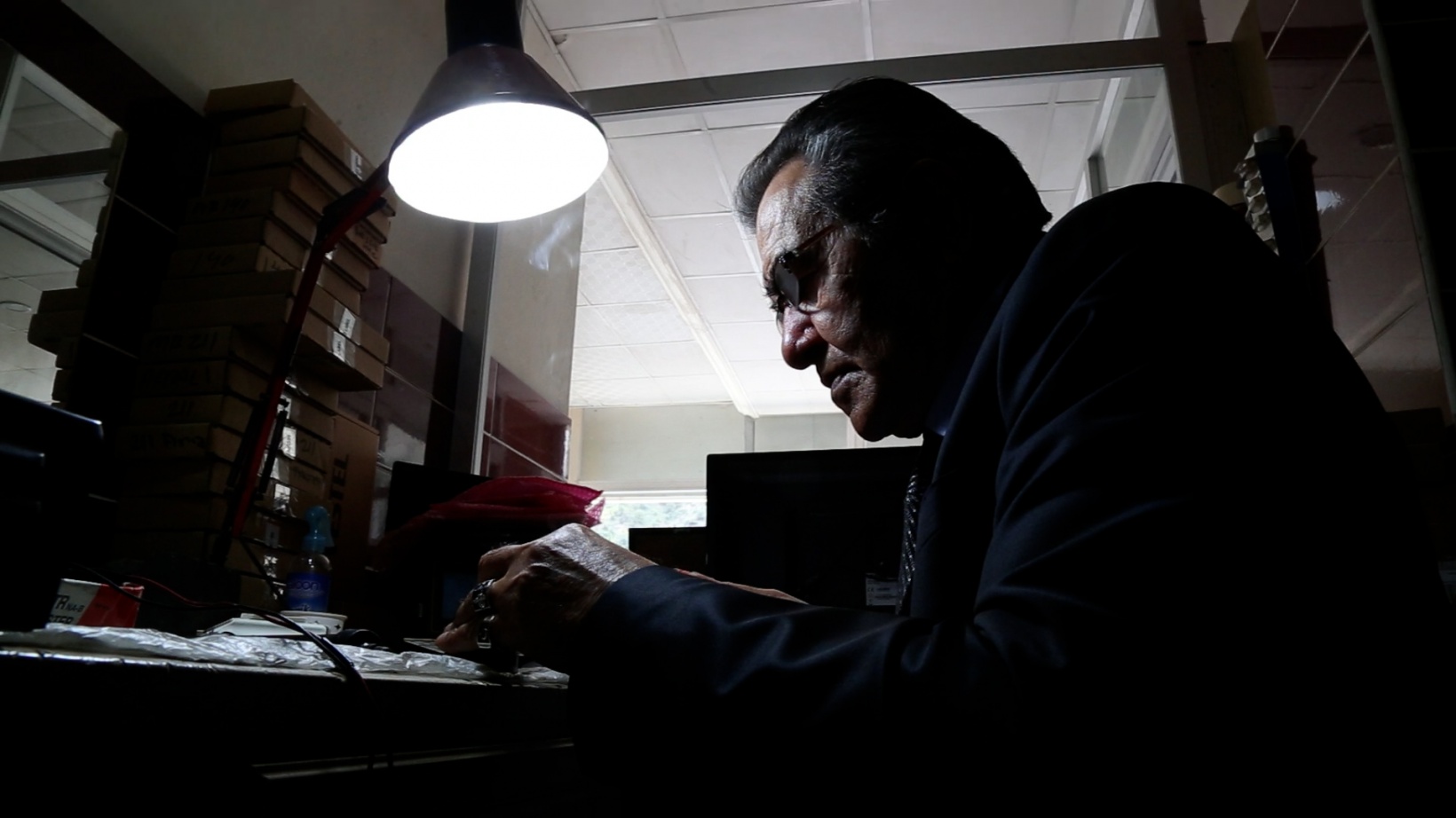 Yarım asırdır takım elbiseyle televizyon tamir ediyor 3