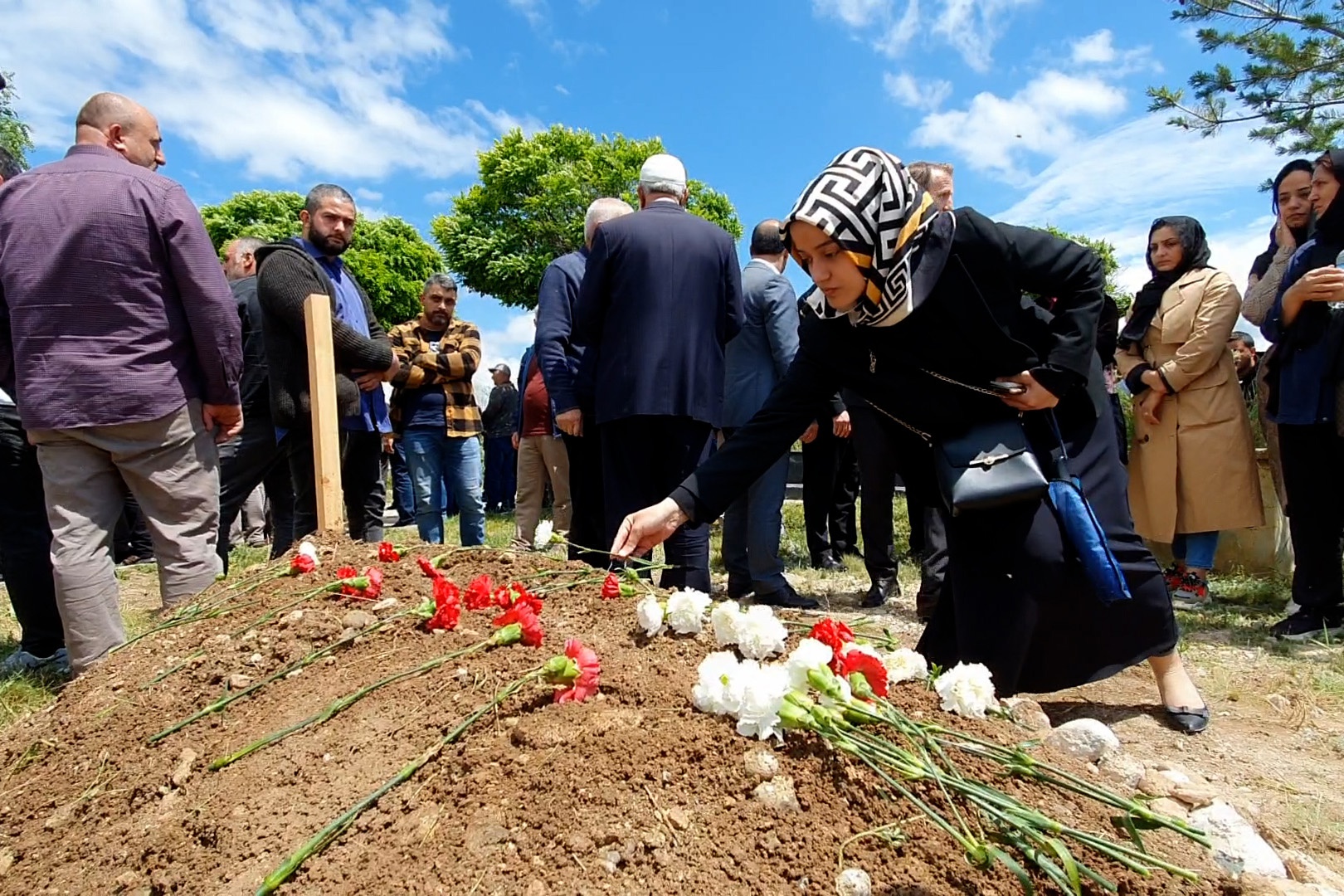 Genç Avukat gözyaşları içinde son yolculuğuna uğurlandı 12