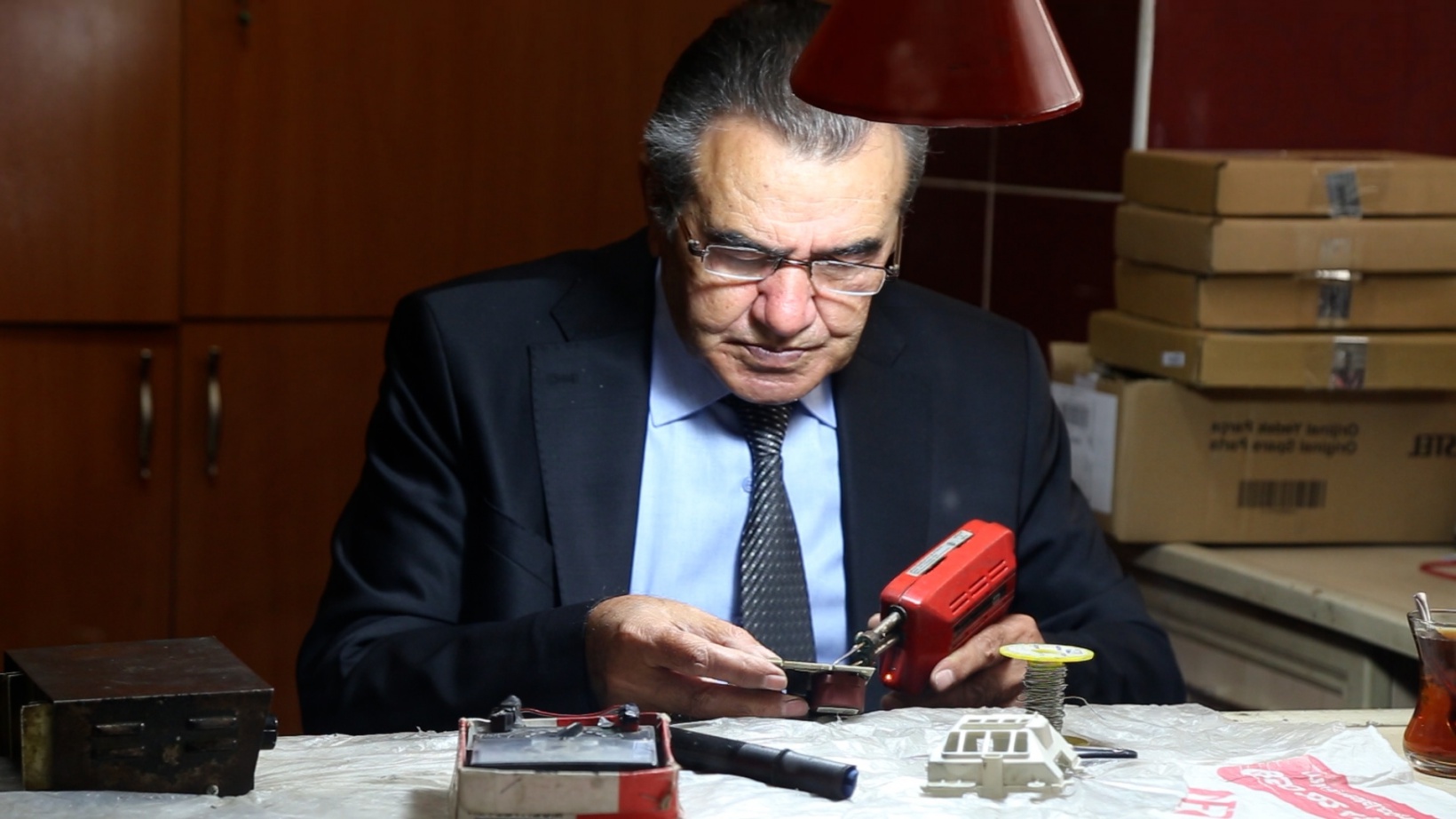 Yarım asırdır takım elbiseyle televizyon tamir ediyor 1